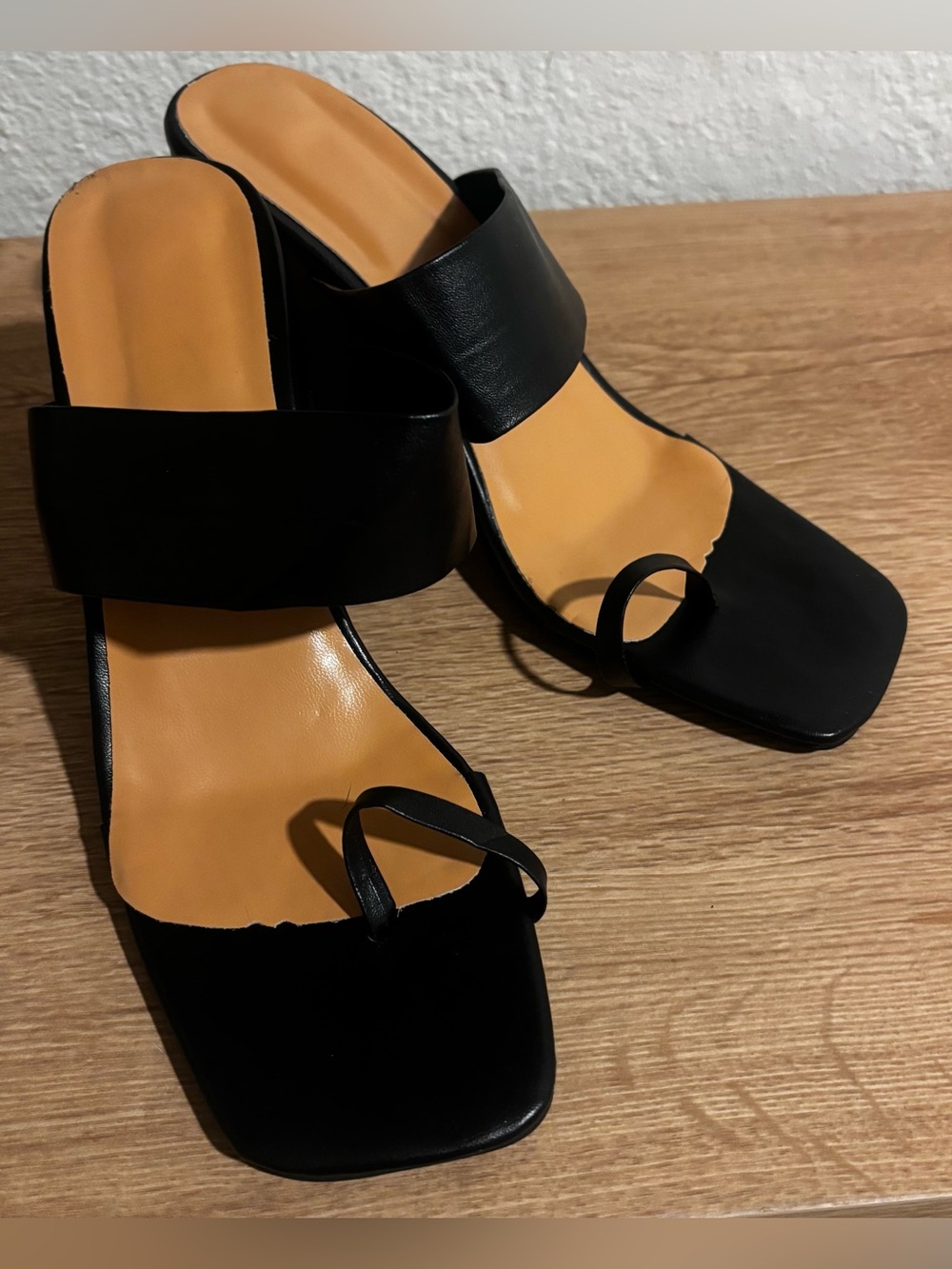Women’s Black Slide Toe-Ring Sandals